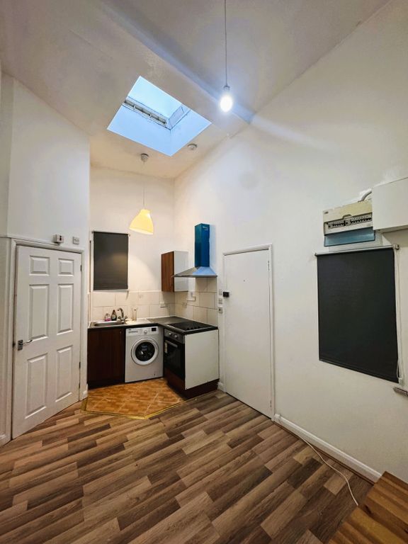 Property photo 1 of 8 1 Bed Flat To Rent New Park Road, London Sw2