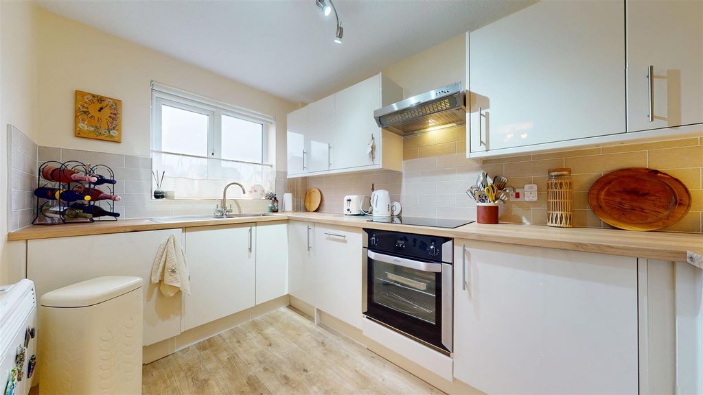 Property photo 3 of 17 Parklands Kitchen