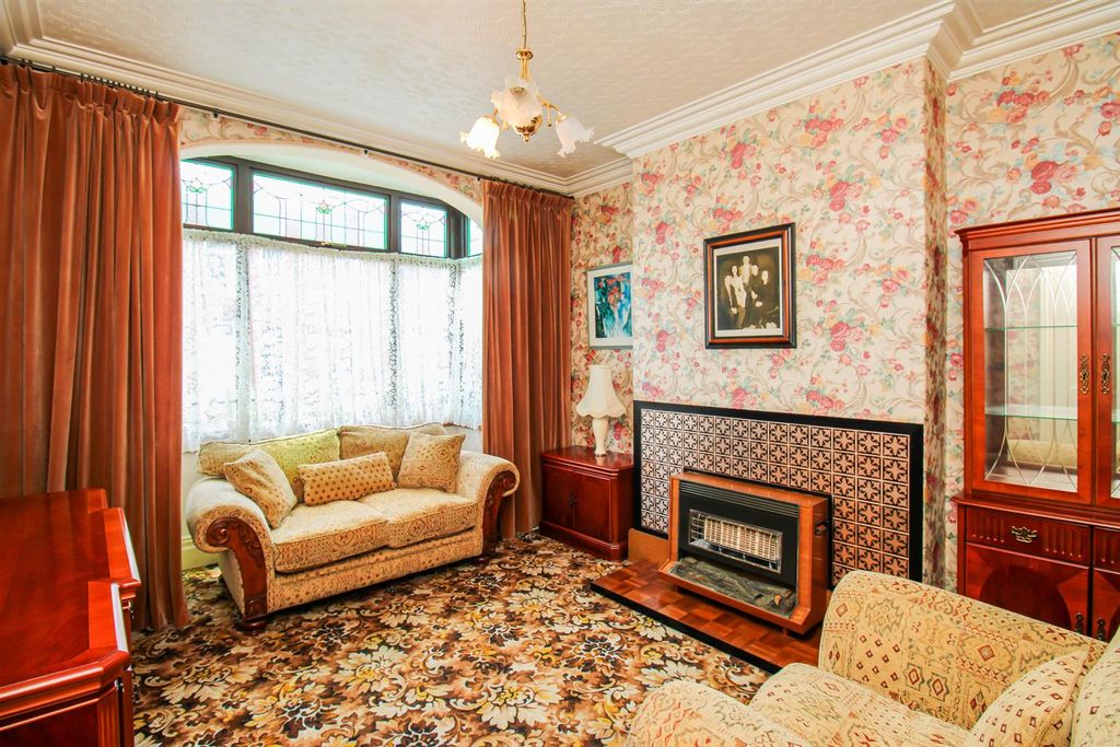 Property photo 3 of 11 Living Room