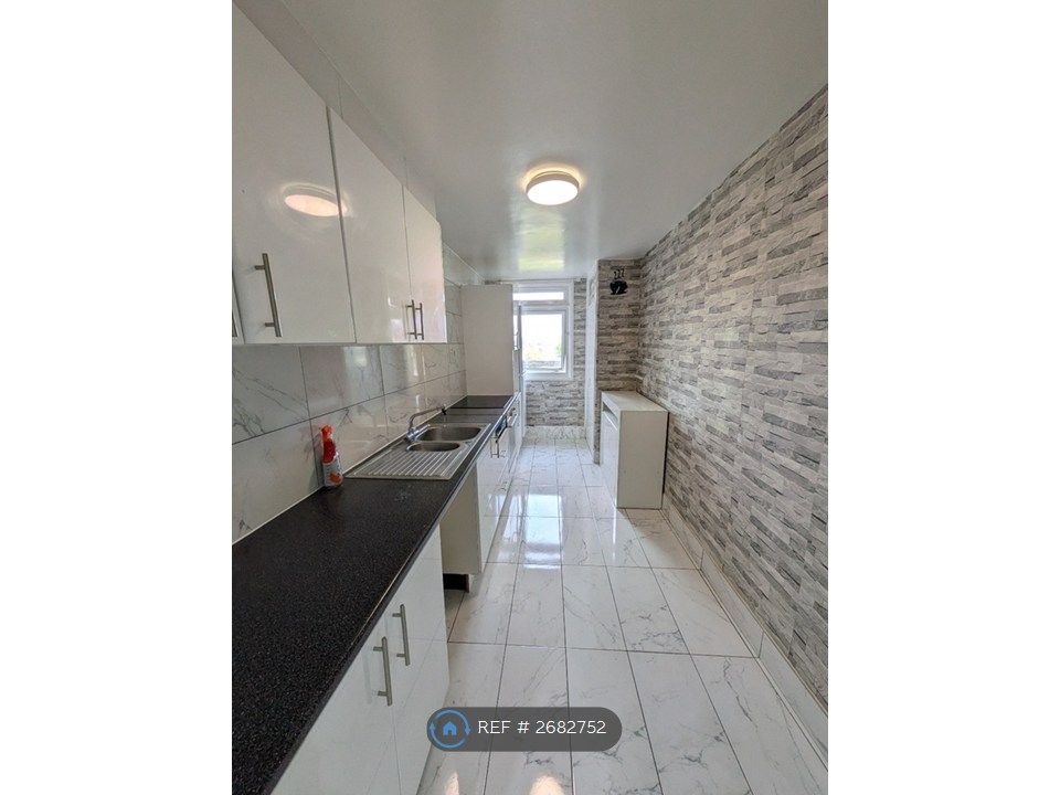 Property photo 3 of 11 Kitchen