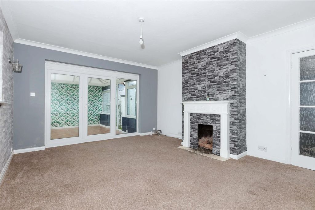Property photo 2 of 12 Grange Close_8.Jpg