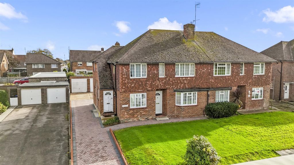 Property photo 1 of 19 2 Ilex Court (1)_004.Jpg