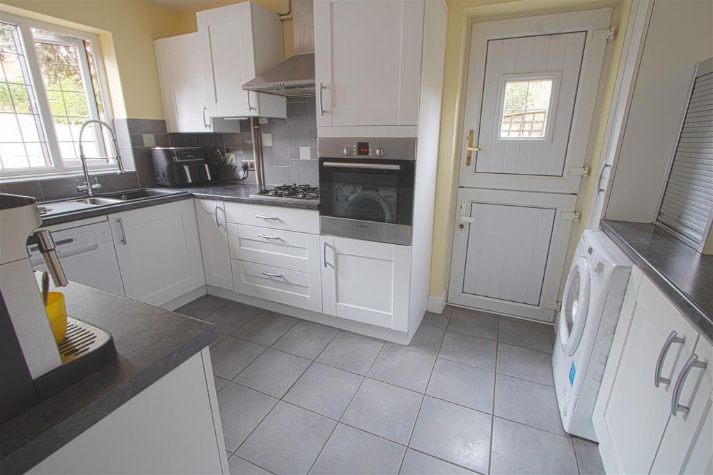 Property photo 2 of 11 Kitchen