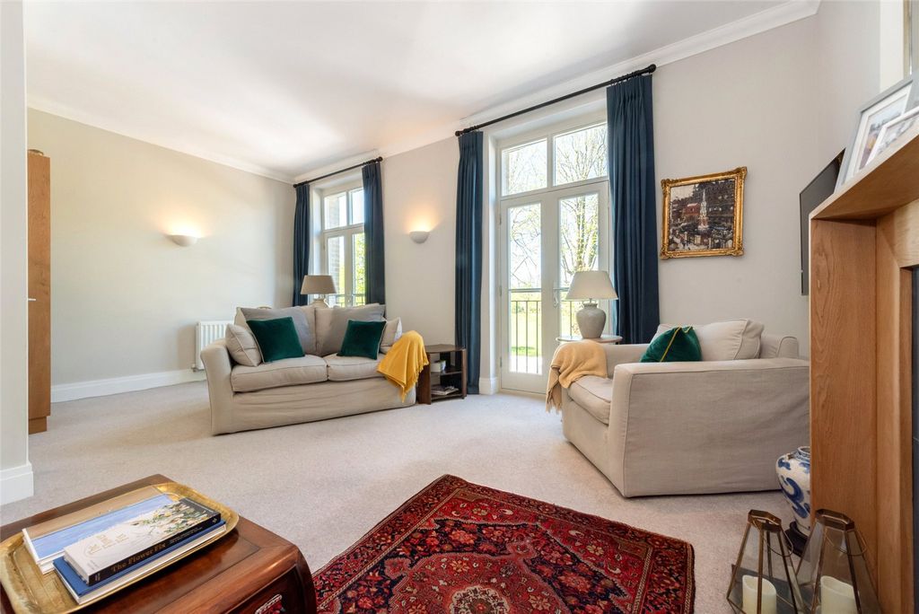 Property photo 3 of 18 Sitting Room