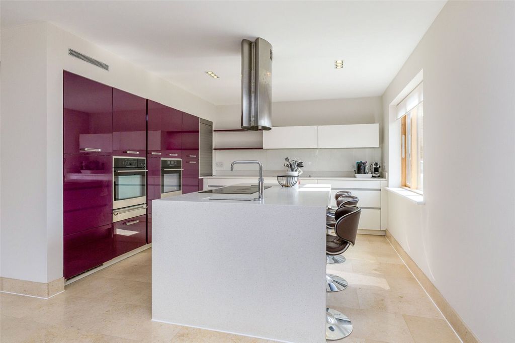 Property photo 2 of 17 Kitchen/Breakfast