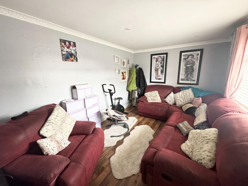 Property photo 3 of 18 Lounge
