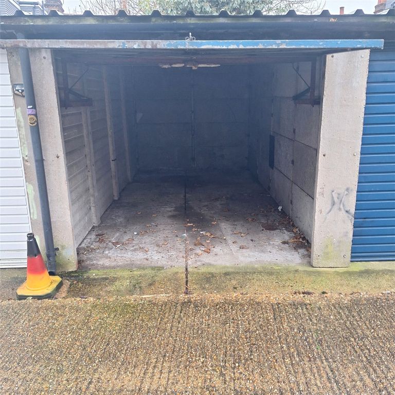 Property photo 3 of 4 Garage