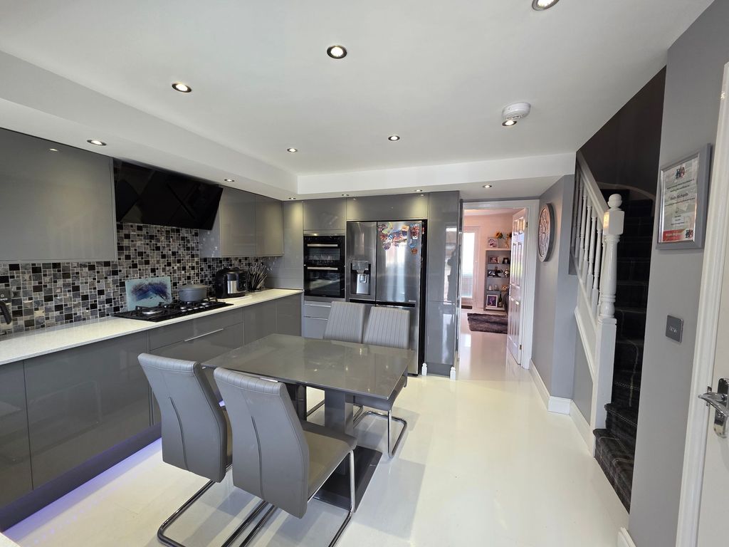 Property photo 2 of 18 Kitchen