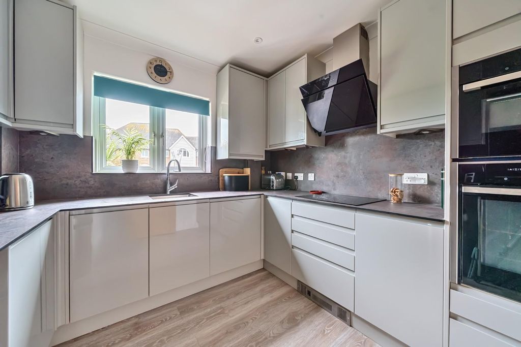 Property photo 3 of 18 Kitchen 2.Jpg