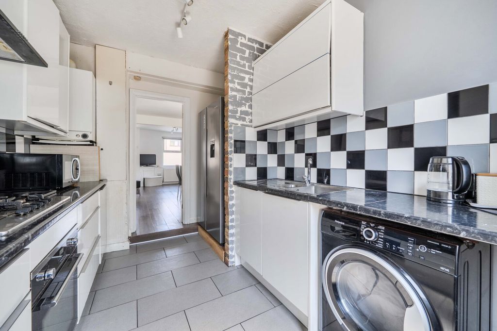 Property photo 2 of 11 Kitchen