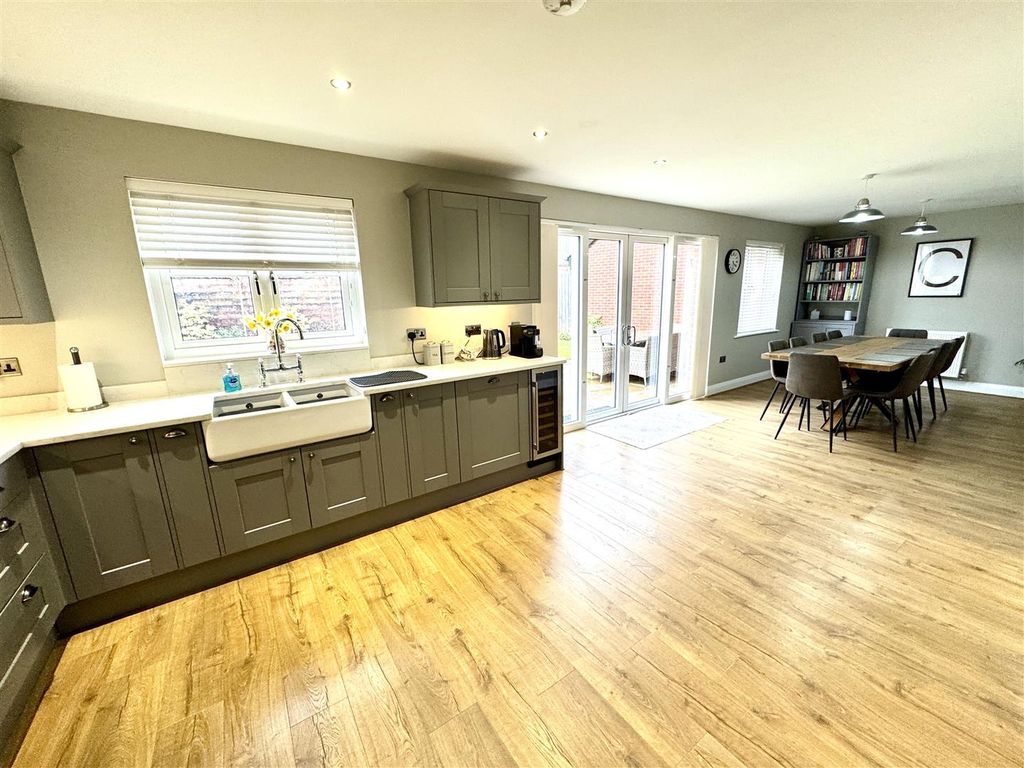 Property photo 3 of 22 Kitchen/Dining Room