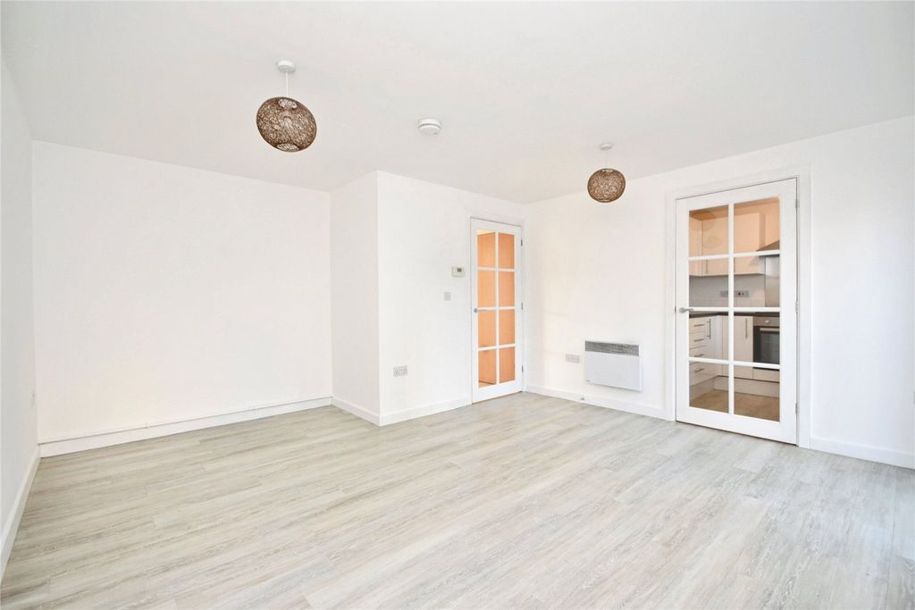 Property photo 3 of 17 Lounge