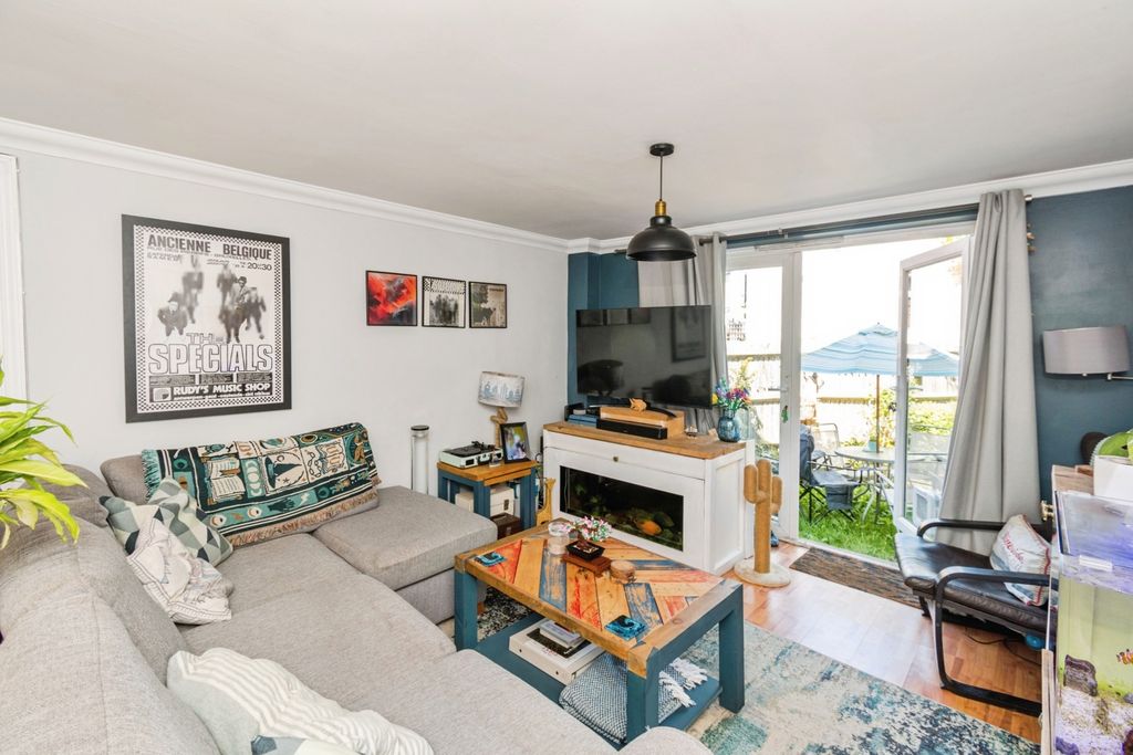 Property photo 2 of 11 Pbox-Img.Jpg
