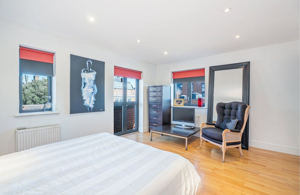 Additional image 18 of 3 bed penthouse for salePenthouse, Kings Court NG1