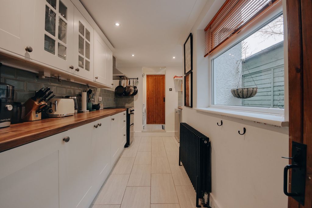 Property photo 3 of 10 Kitchen