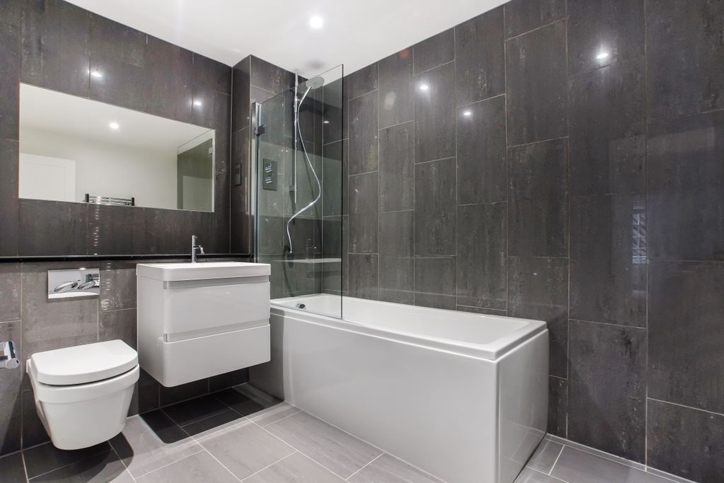 Property photo 2 of 10 Bathroom