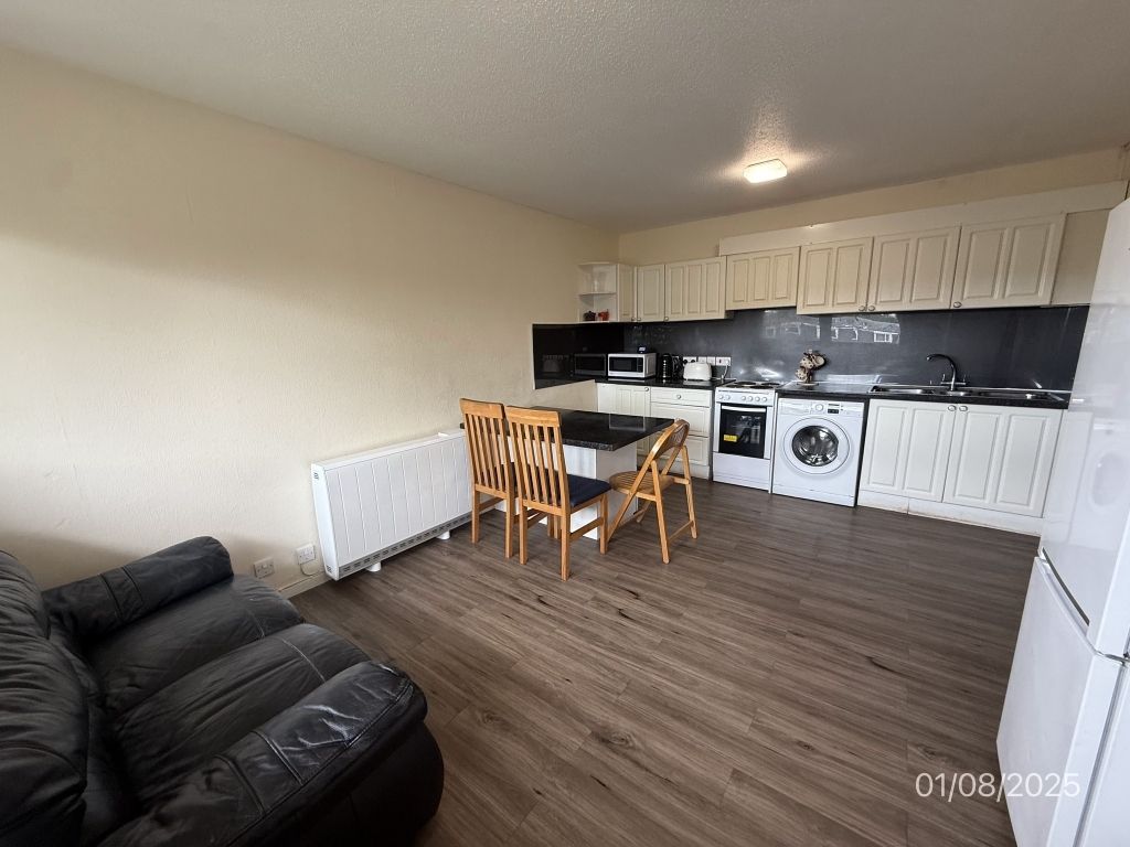Property photo 1 of 10 Lounge/Kitchen