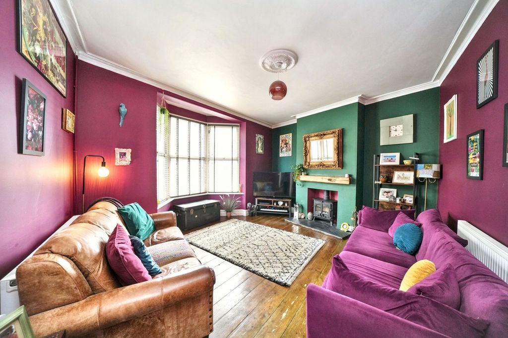 Property photo 2 of 27