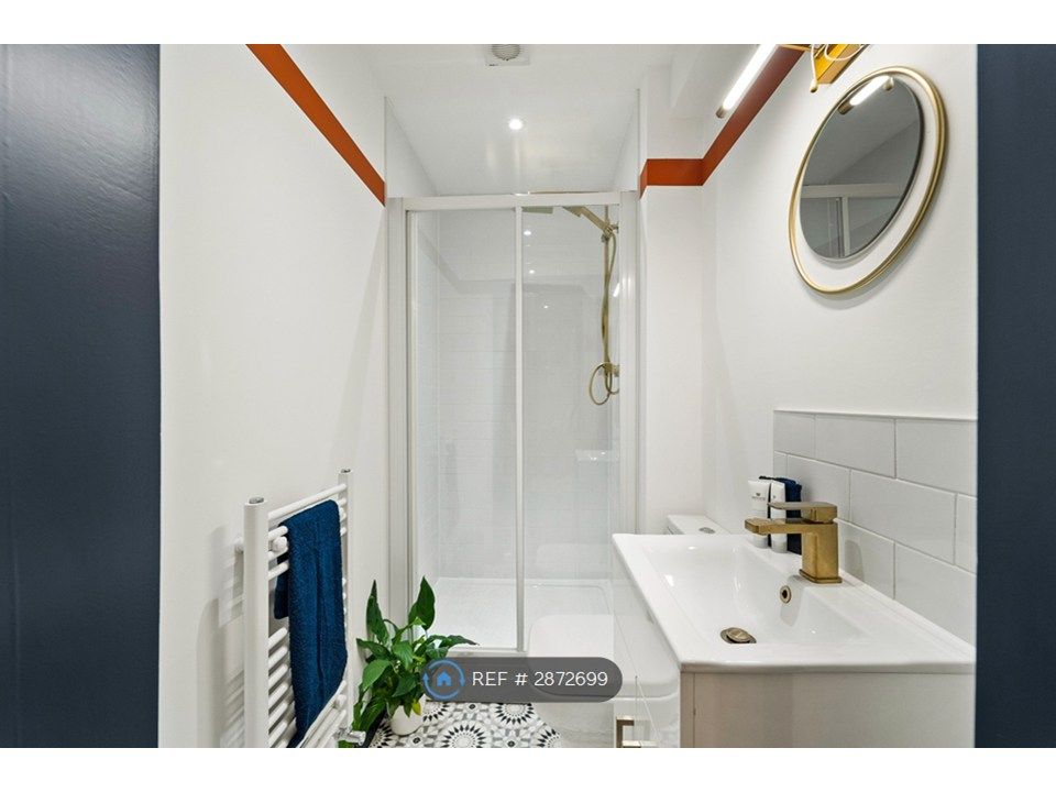 Property photo 3 of 16 Room 2