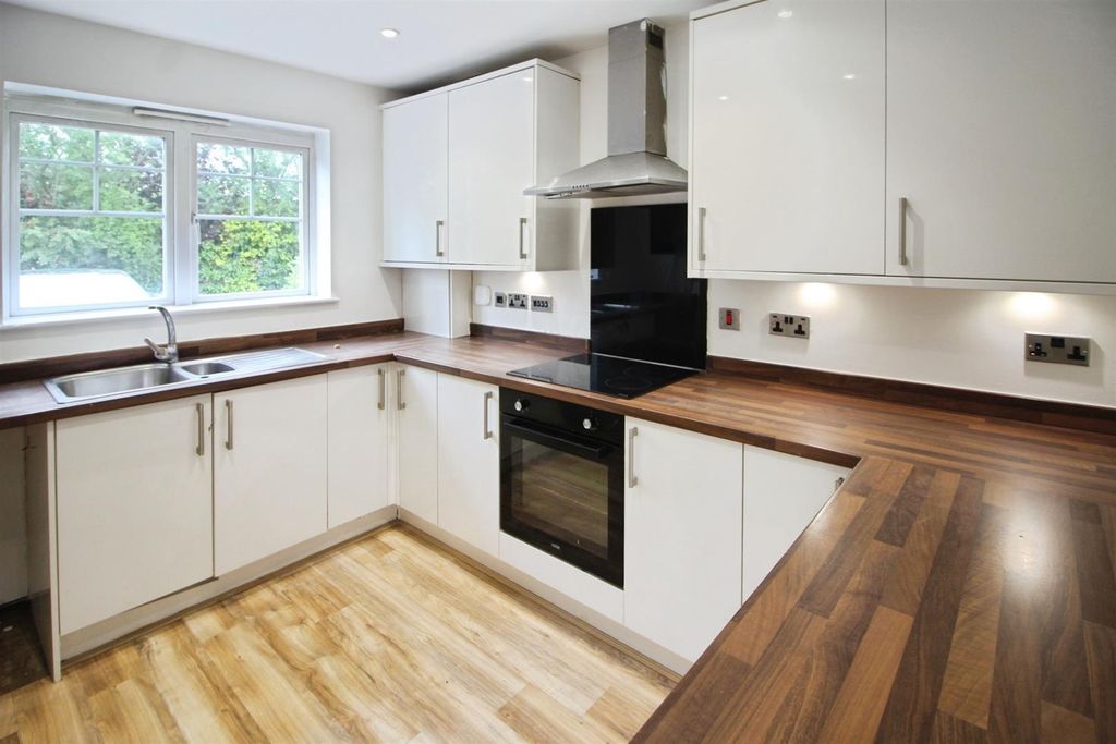 Property photo 2 of 11 Kitchen