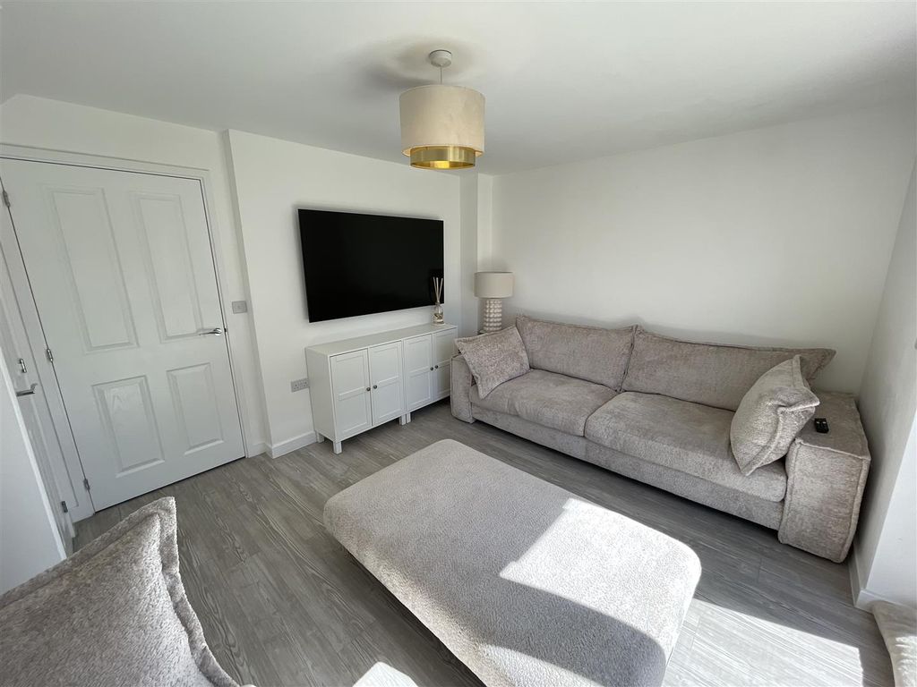 Property photo 3 of 11 Lounge