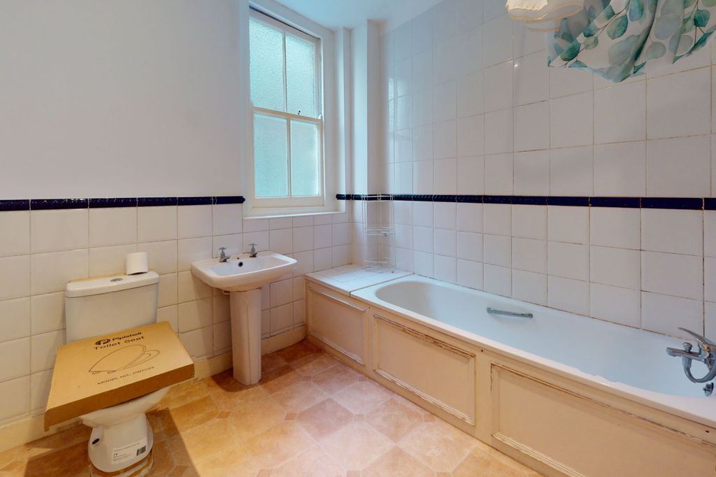 Property photo 3 of 12 Flat 16, Elmfield Mansions, Elmfield Road, London Sw17 8Aa