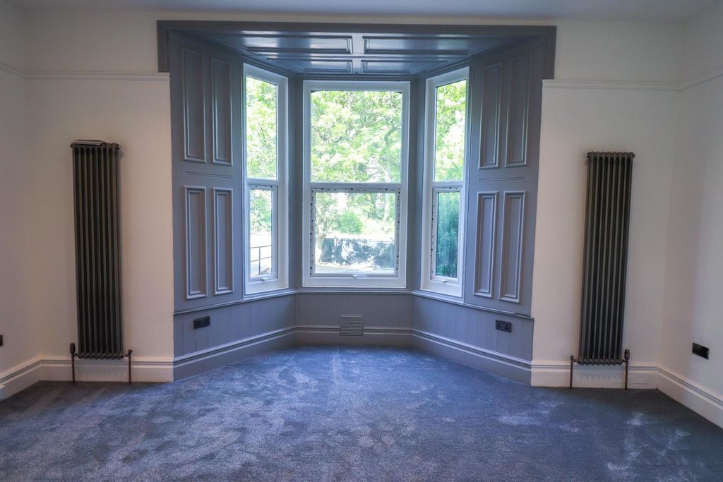 Property photo 3 of 44 Feature Bay