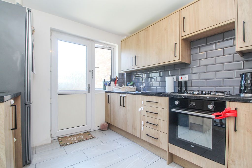 Property photo 3 of 11 Kitchen
