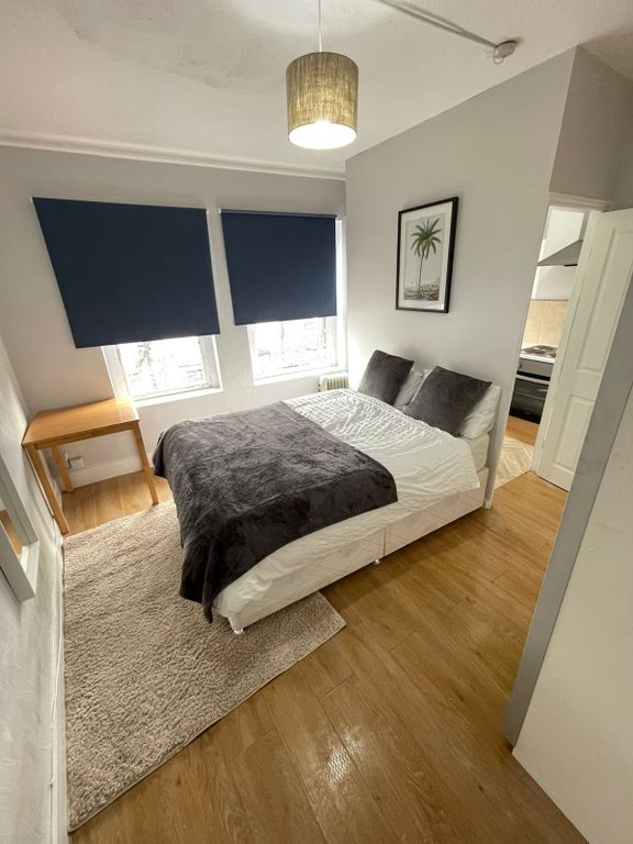 Property photo 1 of 5 Self-Contained Studio Flat With A Separated Kitchen To Rent Located Just 5 Minutes Walking From Seven Sisters Tube Station, Zone 3