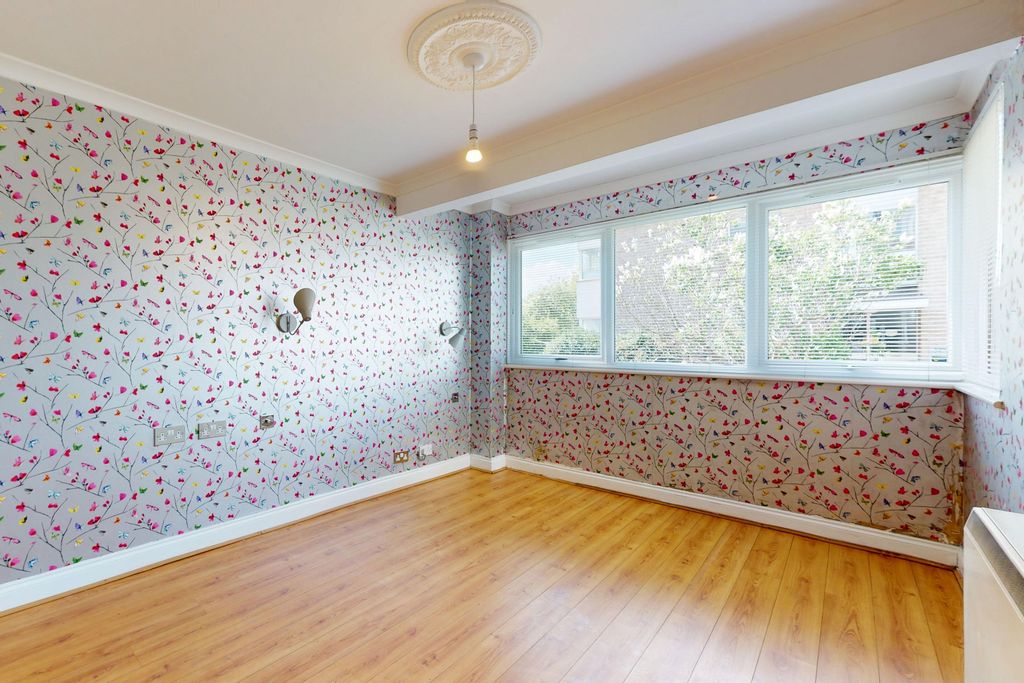 Property photo 2 of 11 24 Winston Close, Romford, Essex, Rm7 8Ll