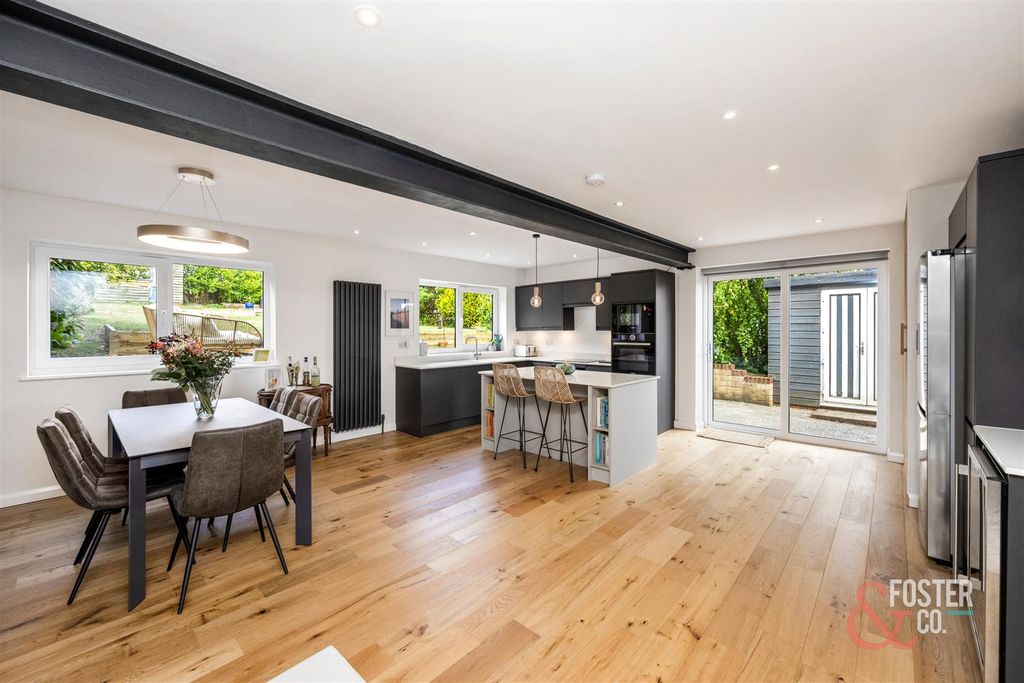 Property photo 3 of 29 Redhill Drive, 73-016.Jpg