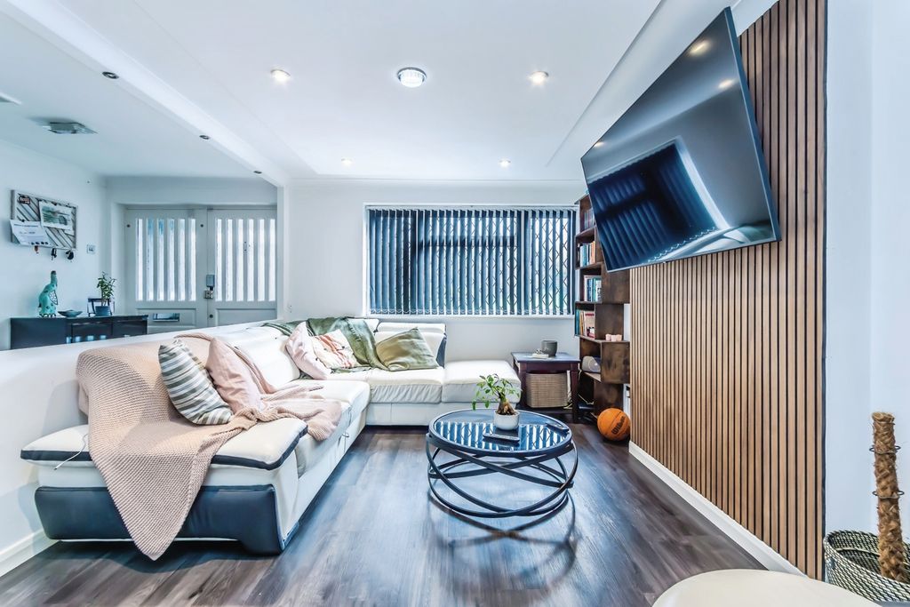 Property photo 2 of 16 Lounge