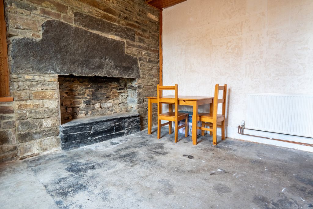 Property photo 2 of 32