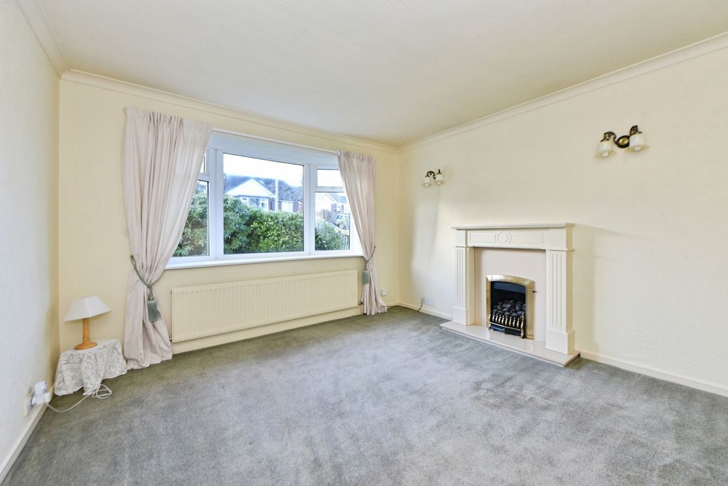 Property photo 3 of 16 Lounge