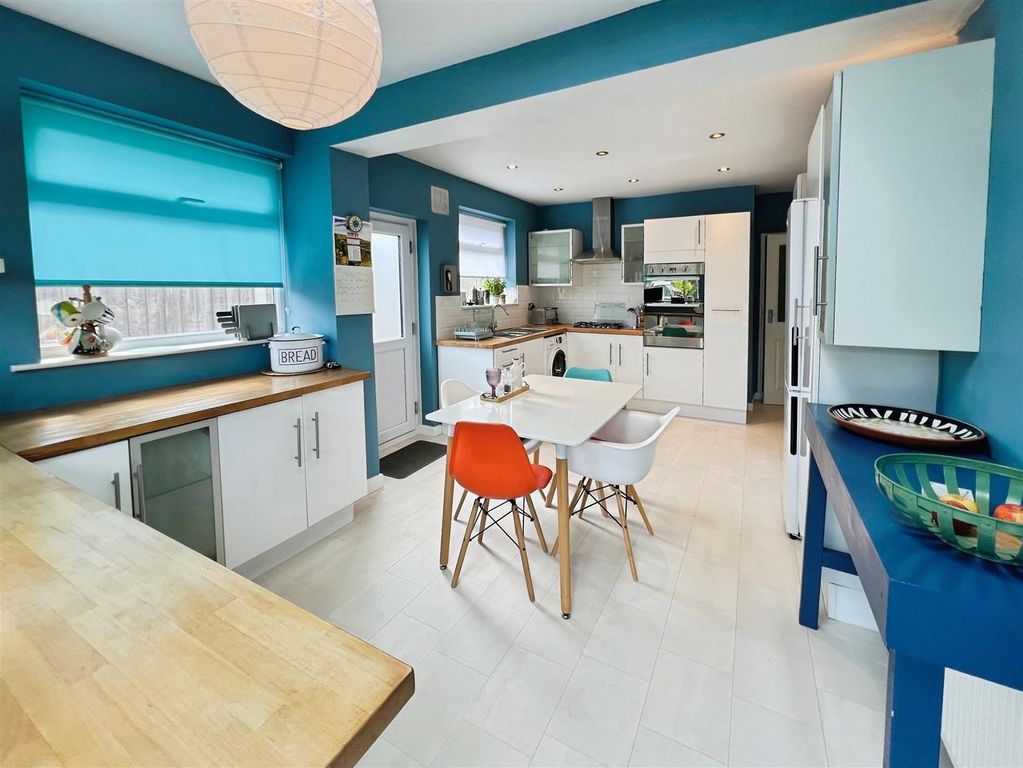 Property photo 3 of 20 Dining Kitchen