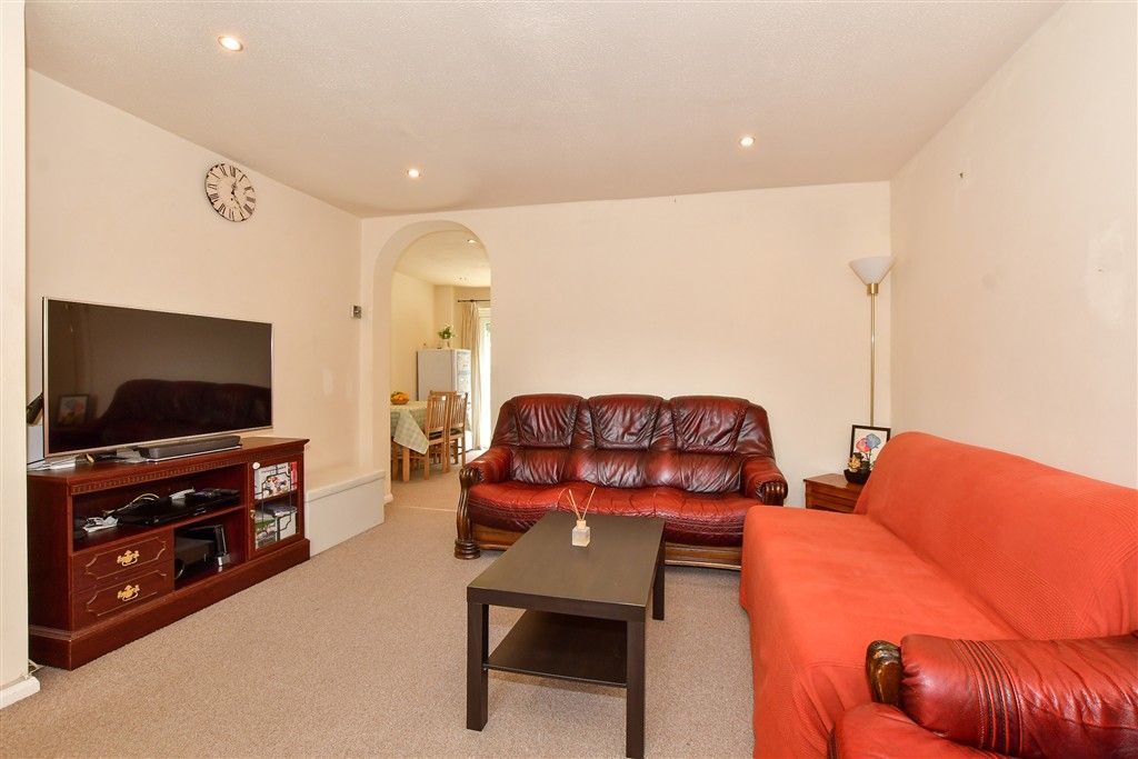 Property photo 2 of 11 Lounge
