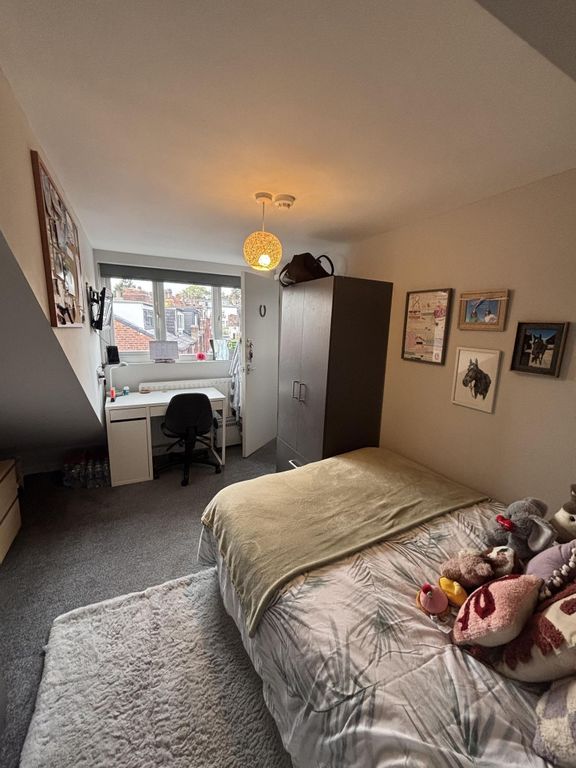 Property photo 3 of 16 A Cozy And Inviting Double Bedroom Featuring A Com...