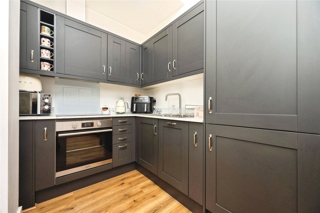 Property photo 3 of 13 Integrated Kitchen