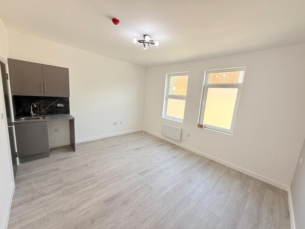 Property photo 1 of 4 Upper Class Estates Presents: Stylish Studio Flat DSS Welcome To Rent In Clapton Â€“ E5