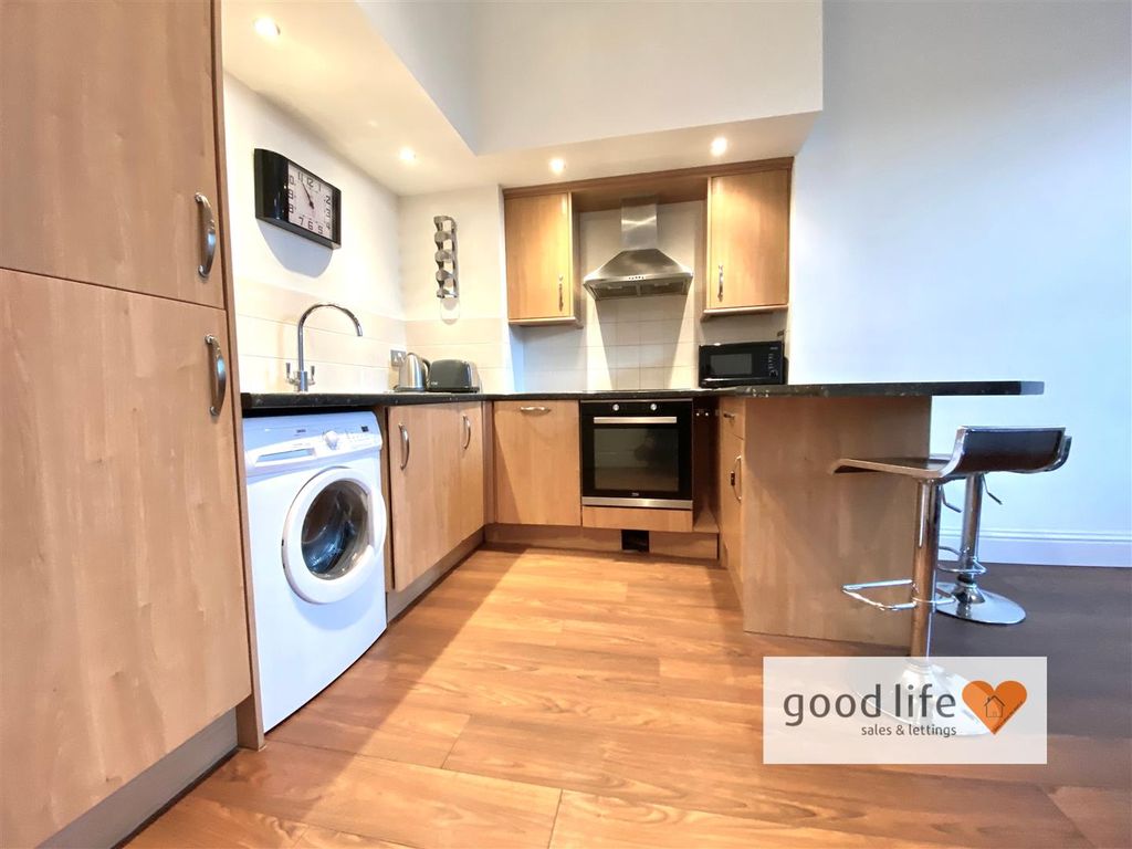 Property photo 3 of 15 20221101_151145994_Iosthornhilllgardensflat4.Jpg