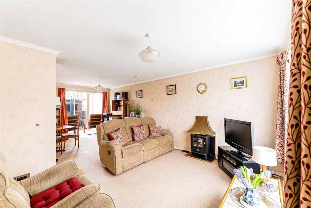 Property photo 2 of 16 Living Room