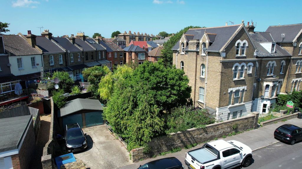 Property photo 1 of 32