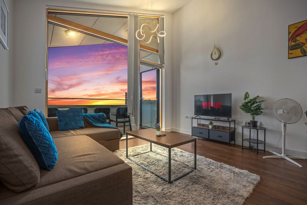 Property photo 1 of 36 Living Room