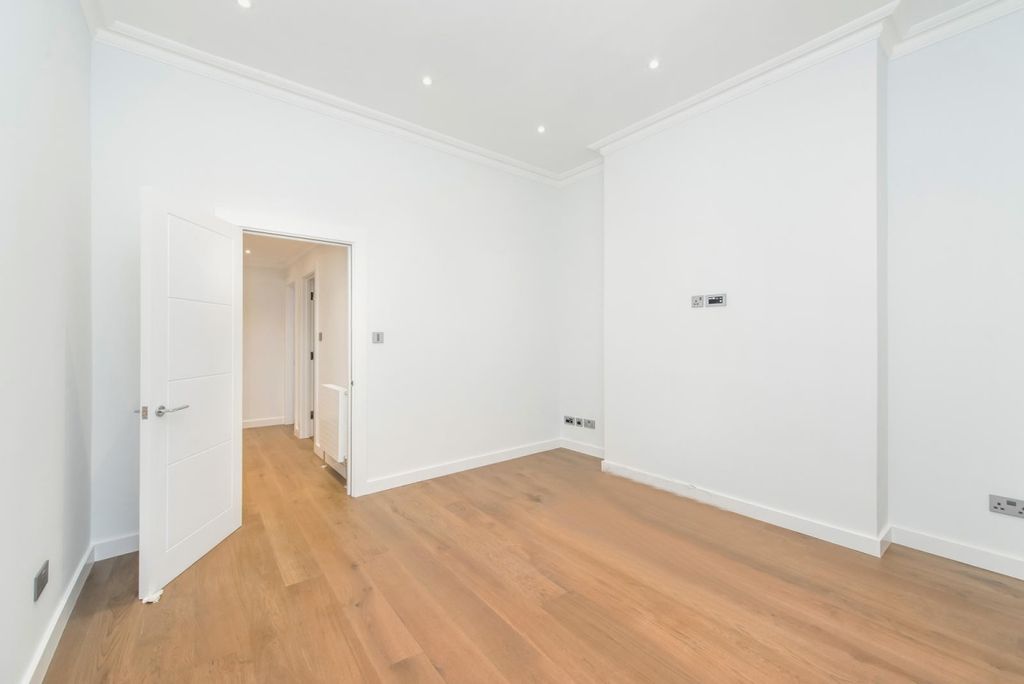 Property photo 2 of 7 Flat H, Queens Ho...