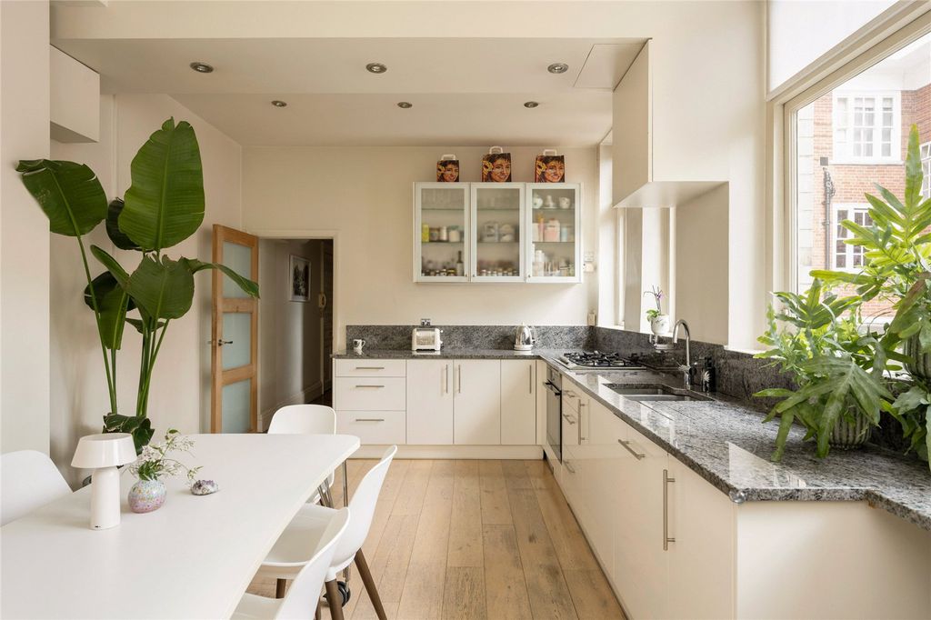Property photo 2 of 10 Kitchen