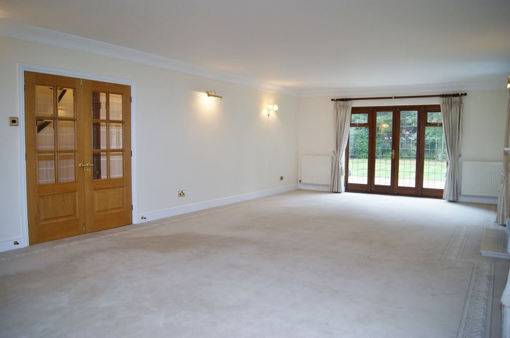 Property photo 2 of 13 Lounge