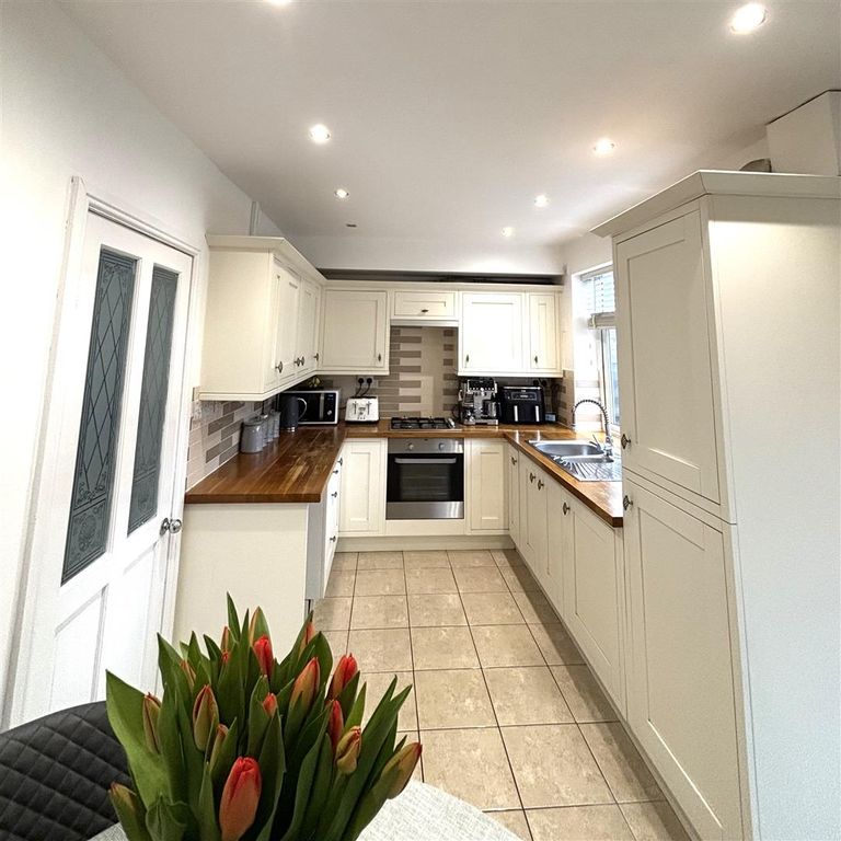 Property photo 3 of 9 Kitchen/Dining Room