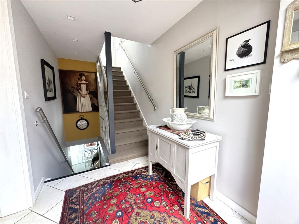 Property photo 3 of 26 Entrance Hall