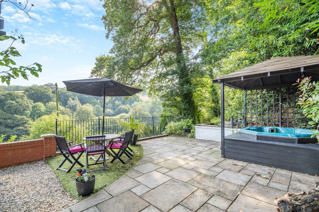 Property photo 2 of 16 Side Terrace