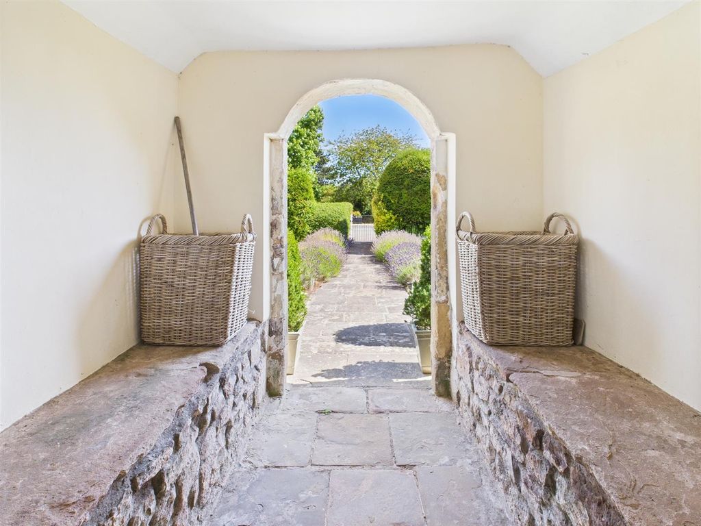 Property photo 2 of 31 Open Entrance Porch